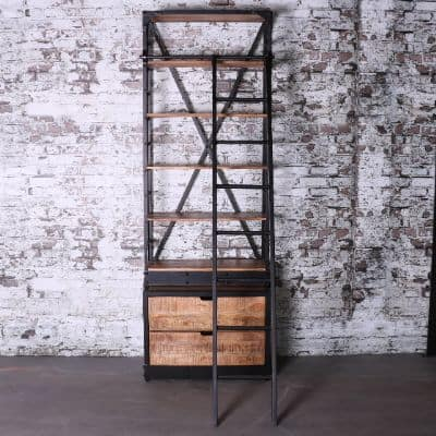 Boekenkast met ladder gemaakt van mangohout en zwart staal.