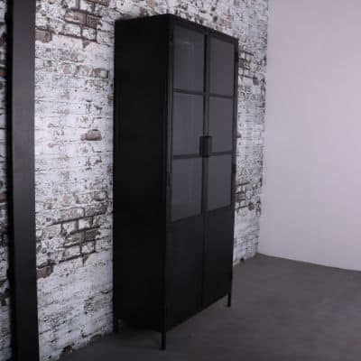 Vitrinekast van zwart staal met twee deuren.