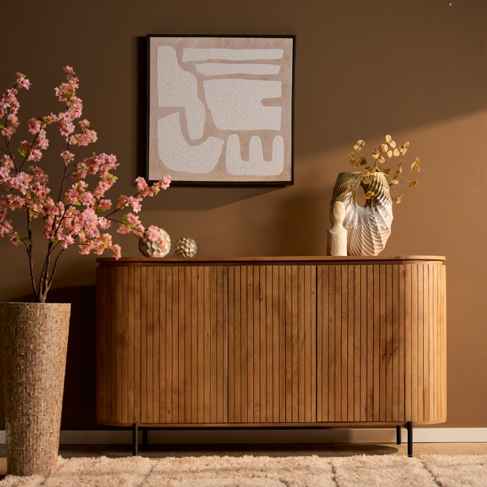 Solana dressoir 165 cm naturel mangohout sfeerbeeld woonkamer