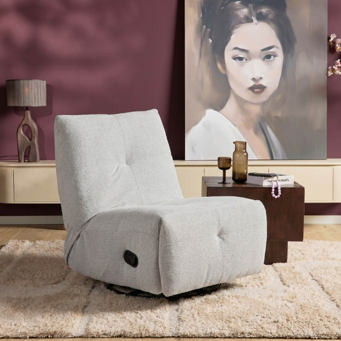 Lichtgrijze relaxfauteuil Lazy sfeerbeeld woonkamer