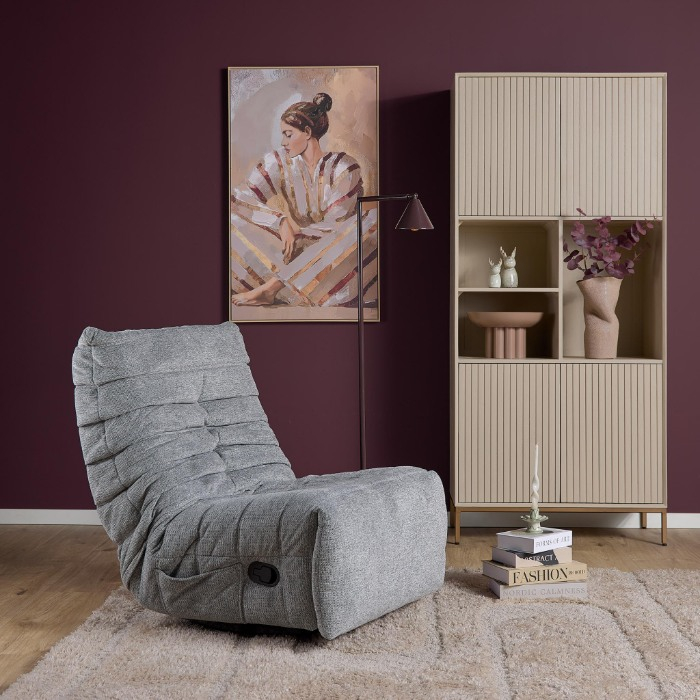 Grijze relaxfauteuil Zen sfeerbeeld woonkamer met kast