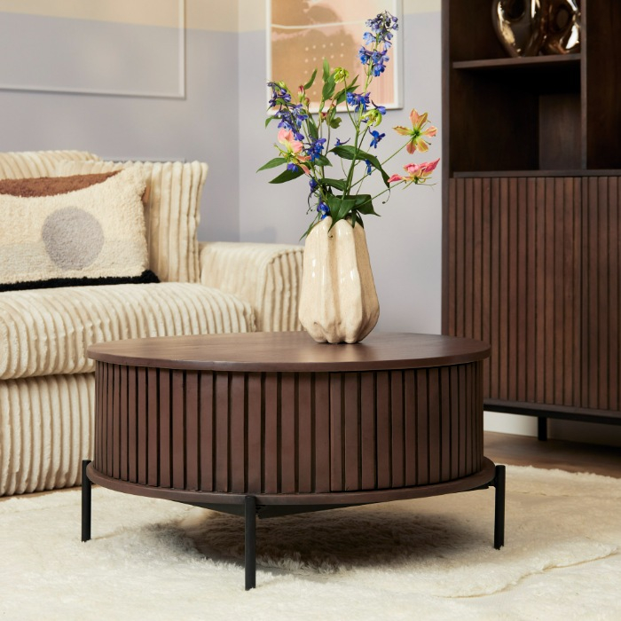 Ronde salontafel Madison mangohout bruin sfeerbeeld woonkamer