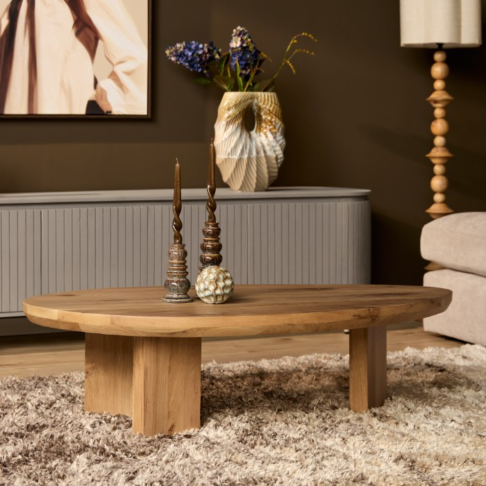 Zillah salontafel naturel eiken sfeerbeeld met kandelaars