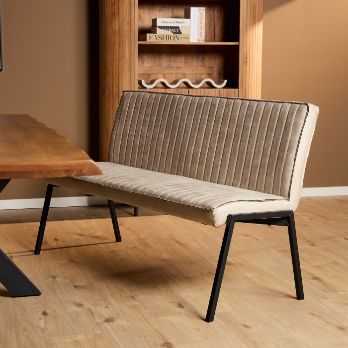 Beige eetkamerbank Tivoli aan houten eettafel sfeerbeeld
