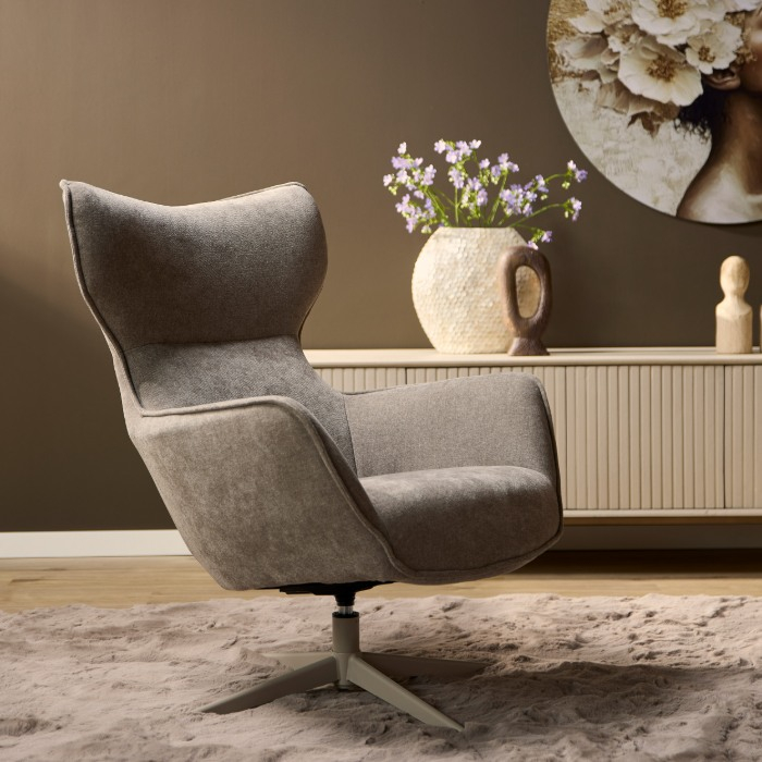 Draaifauteuil Julia taupe stof sfeerbeeld woonkamer