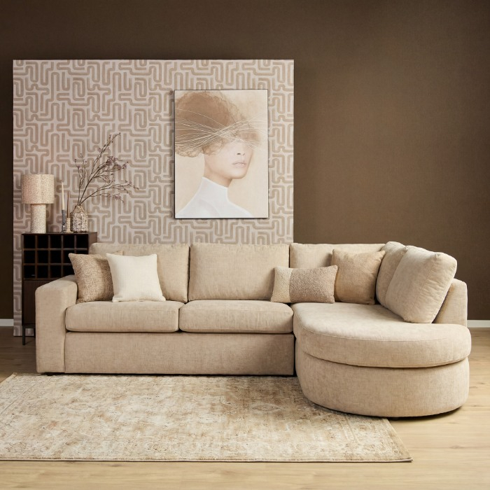 Beige hoekbank Alma met ronde divan rechts sfeerbeeld woonkamer