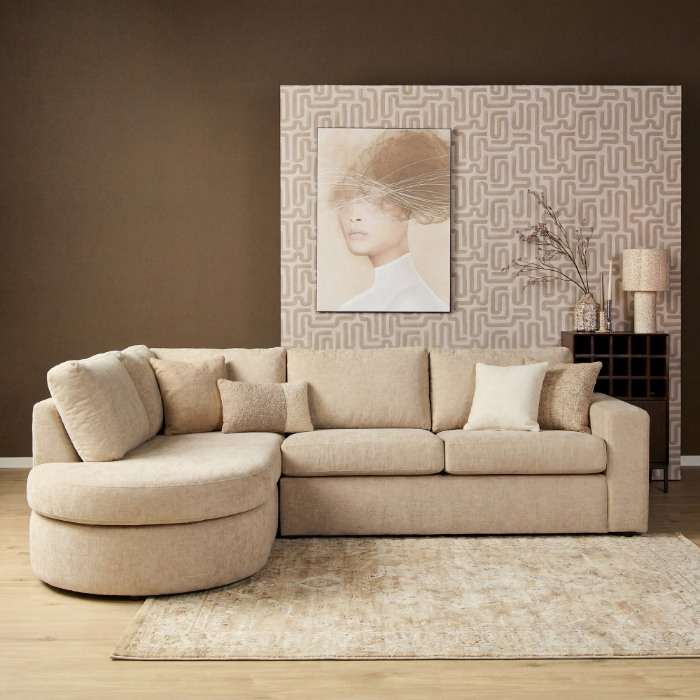 Beige hoekbank Alma met ronde divan links sfeerbeeld woonkamer