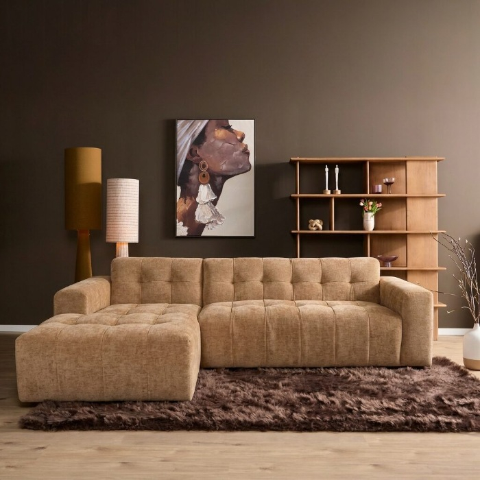 Camel hoekbank met loungedeel links ribstof sfeerbeeld woonkamer