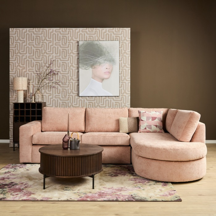 Roze hoekbank Alma met ronde divan rechts sfeerbeeld woonkamer