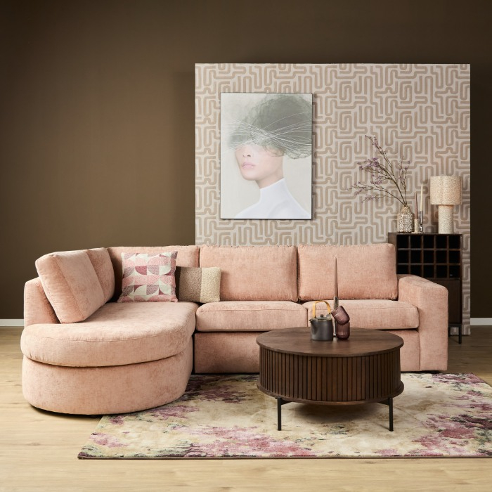 Roze hoekbank Alma met ronde divan links sfeerbeeld woonkamer