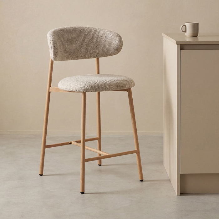 Barkruk kookeiland Kevin in beige stof met naturelkleurig onderstel aan een bartafel