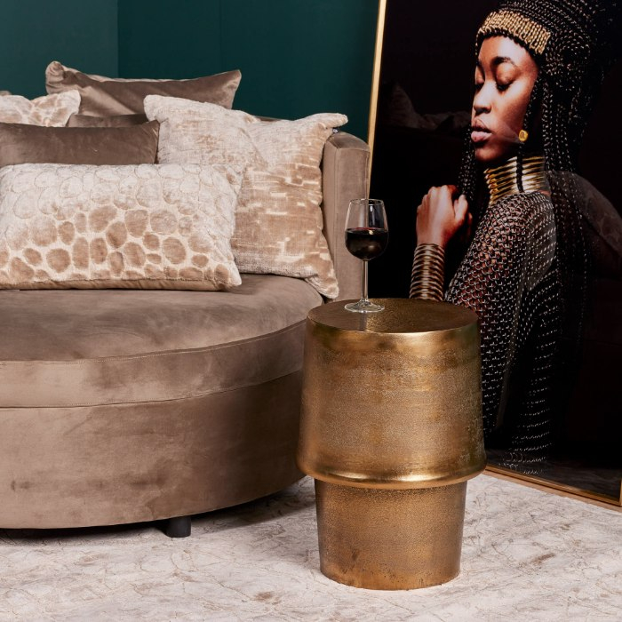 Gouden bijzettafel Glamor van aluminium in een warm ingericht interieur