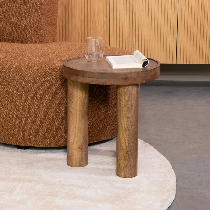Bijzettafel Esmee in mangohout naturel in een woonkamer