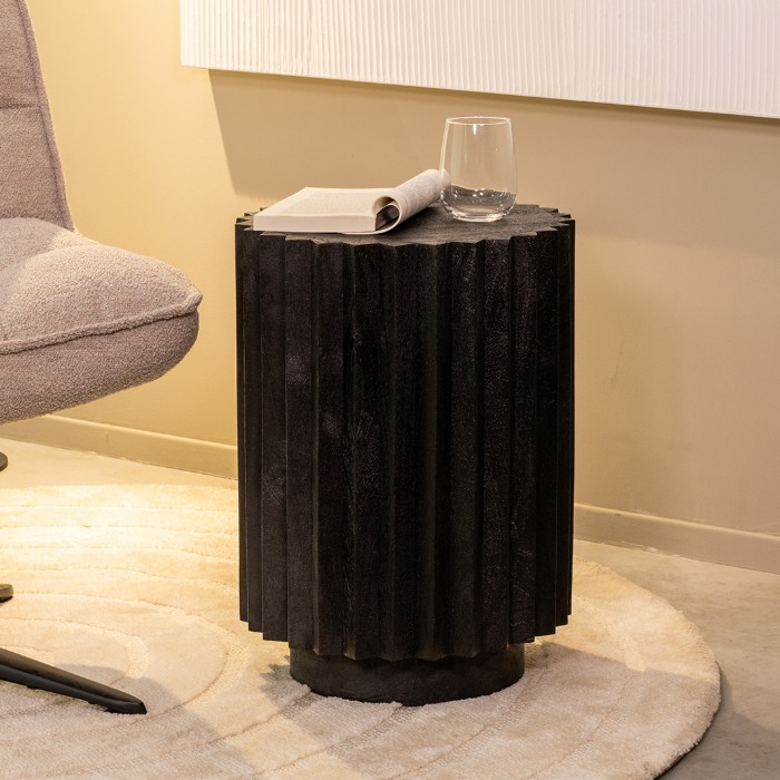 Bijzettafel Noa in mangohout zwart in een woonkamer