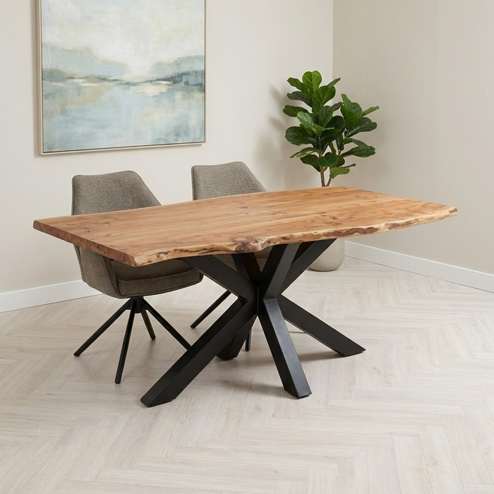 Rechthoekige boomstam eettafel met twee grijze armstoelen tegen een lichte wand
