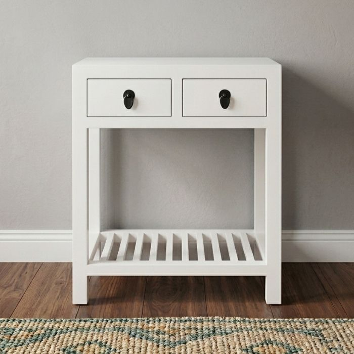 Off-white sidetable uit China met twee laden. 