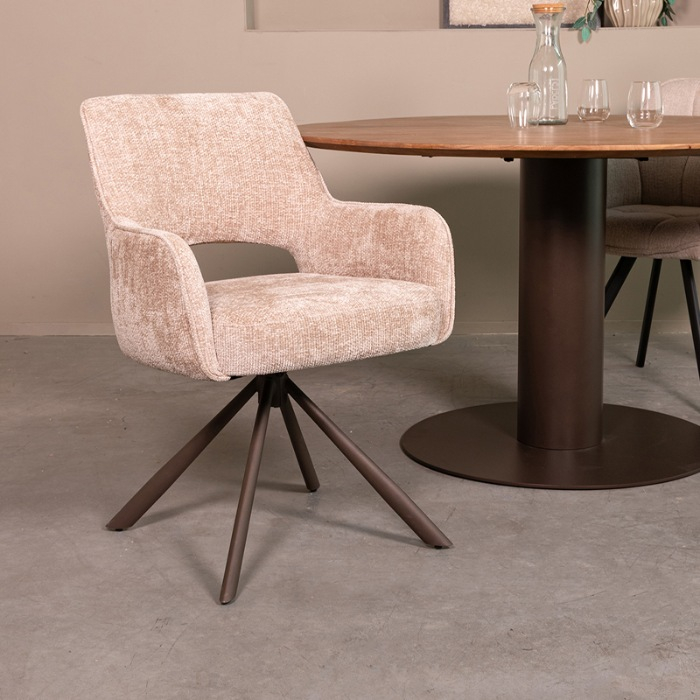 Draaibare eetkamerstoel Benjamin in beige chenille met bronzen poot aan de eettafel