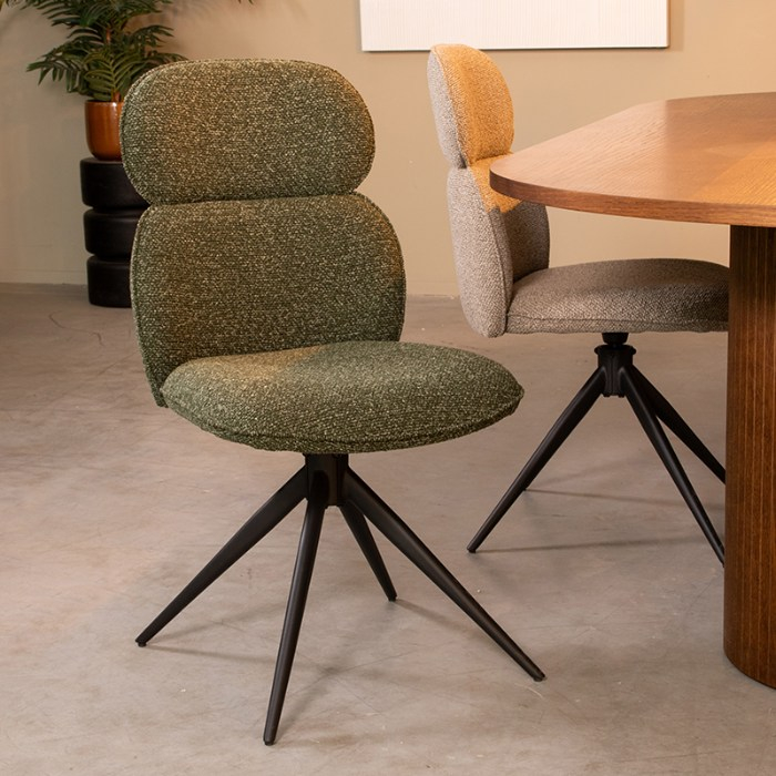 Draaibare eetkamerstoel Friso in groen bouclé aan de eettafel