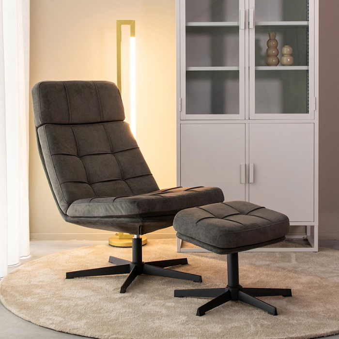 Draaifauteuil Adam in antraciet in een woonkamer