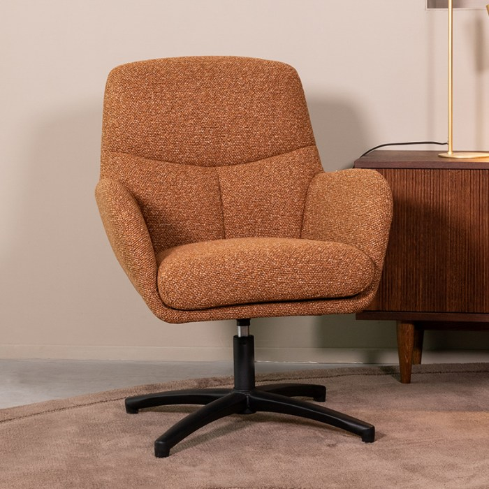 Draaifauteuil Carlijn in cognac bouclé met zwarte voet in een woonkamer