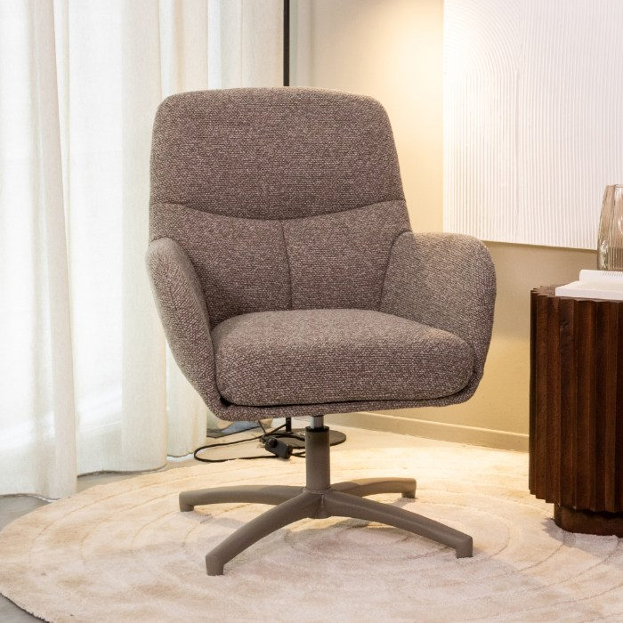 Draaifauteuil Carlijn in taupe bouclé met taupe voet in een woonkamer
