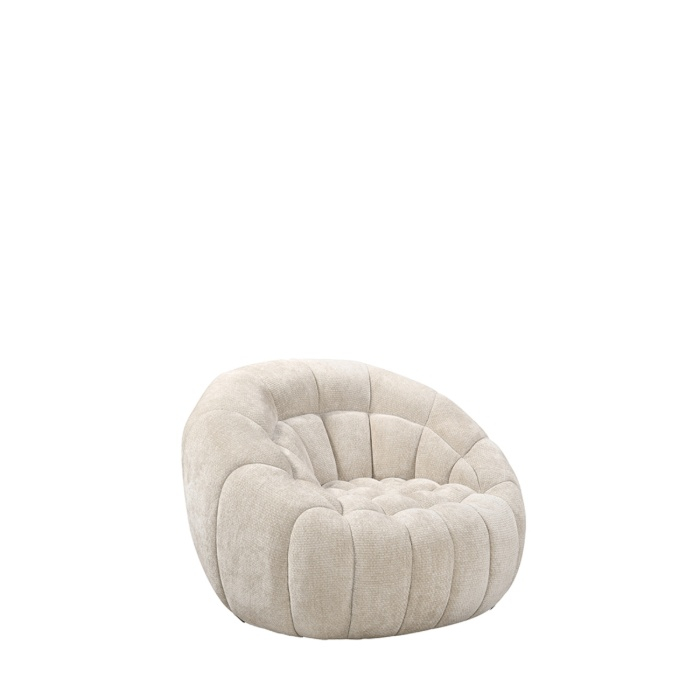 Draaifauteuil Dewi in crème met koudschuim, schuin van voren