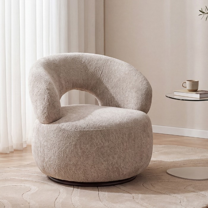 Draaifauteuil Norah in beige in een woonkamer