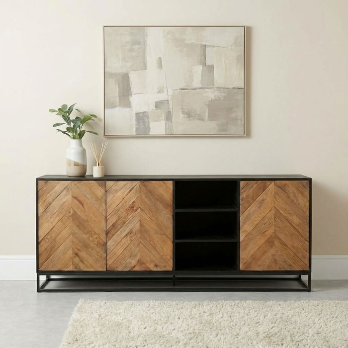 Dressoir 200 cm met visgraatmotief in een woonkamer onder een schilderij