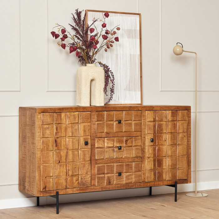 Mangohouten dressoir Brandy met houten blokjesfront tegen een lichte wand