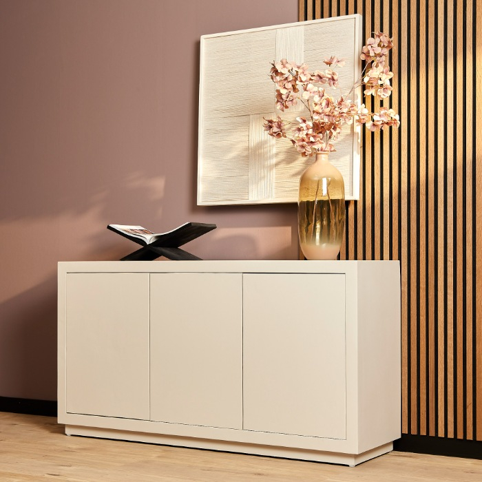 Zandkleurig dressoir Brussel 150 cm tegen oudroze wand met gouden vaas
