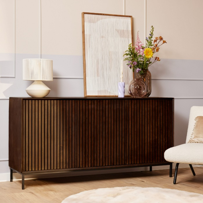 Dressoir Madison bruin 165 cm sfeerbeeld met lamp en bloemen
