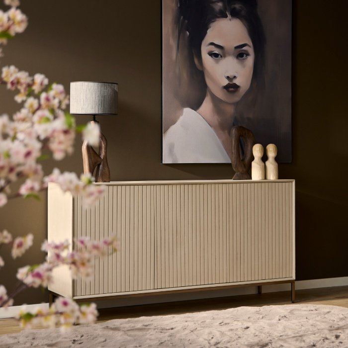 Zandkleurig dressoir Madison 165 cm met ribbelfront tegen een donkere wand