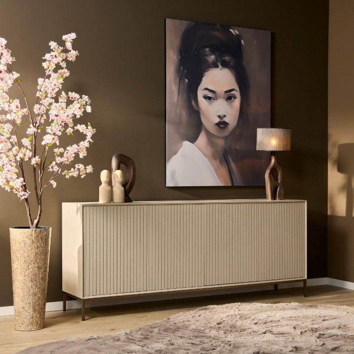 Zandkleurig dressoir Madison 210 cm met ribbelfront tegen een donkere wand