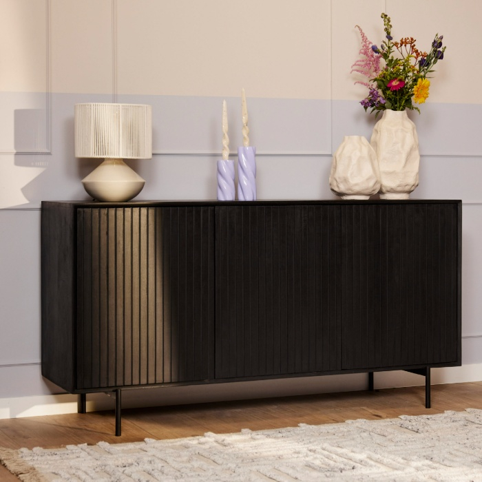Dressoir Madison in zwart mangohout met ribbeldeuren en metalen poten