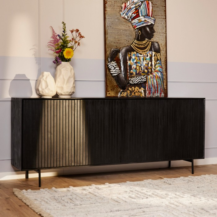 Dressoir Madison in zwart mangohout met ribbeldeuren en slanke metalen poten