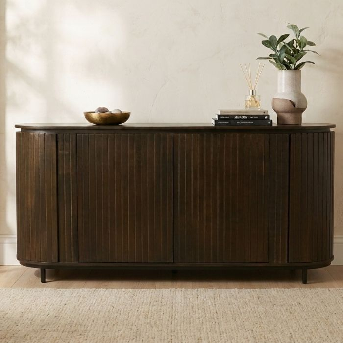 Dressoir walnoot ronde hoeken 180 cm in woonkamer met boeken en vaas