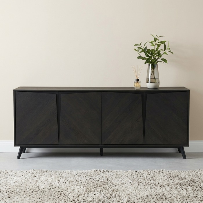 Nora dressoir zwart 200 cm breed met vaas en tapijt in de woonkamer