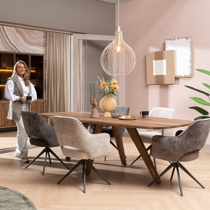 Deens ovale eettafel Everest 180 cm, leeg mangohouten blad met afgeronde kop op schuine houten poten, sfeerafbeelding
