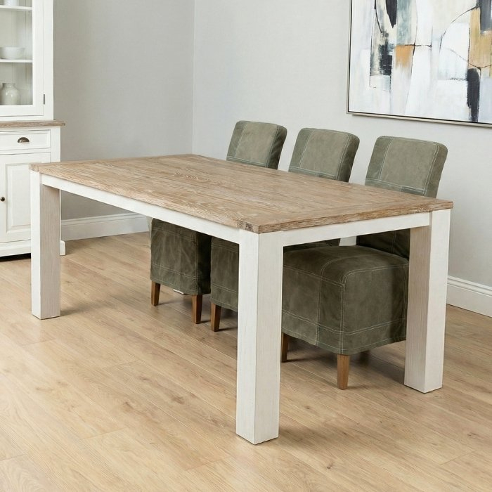 Landelijke eettafel van eikenhout.