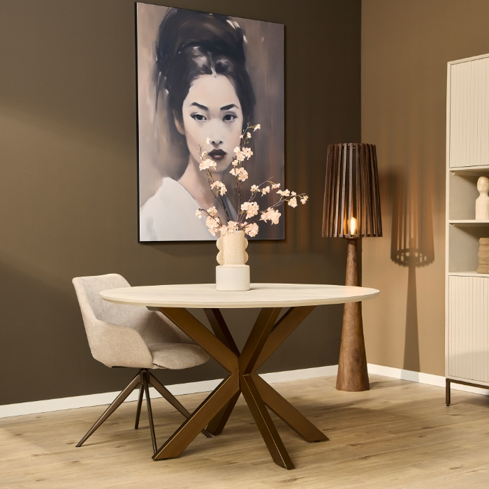 Ronde eettafel Madison zand met bronskleurig matrix onderstel in eetkamer