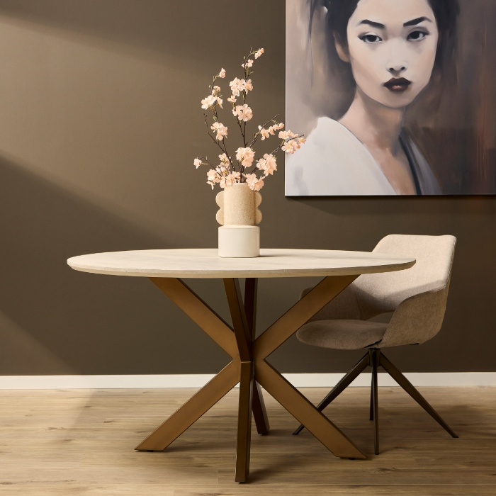 Ronde eettafel Madison zand 150 cm met bronskleurig matrix onderstel en stoel