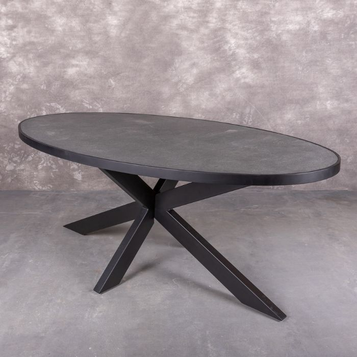 Ovale tafel met natuursteen en zwarte spinpoot.