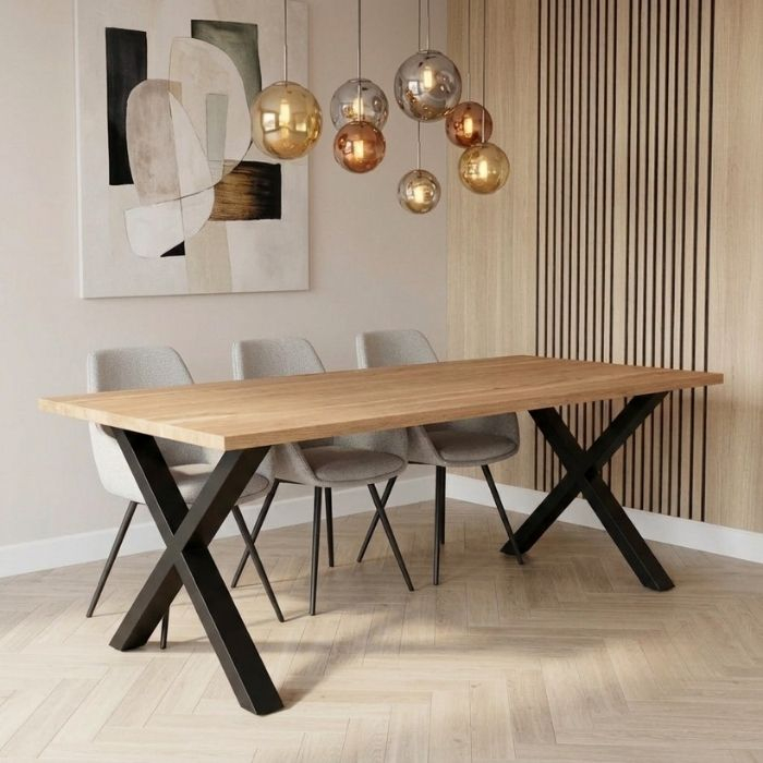 Eiken eettafel met X-poten en grijze eetkamerstoelen in stijlvol interieur.