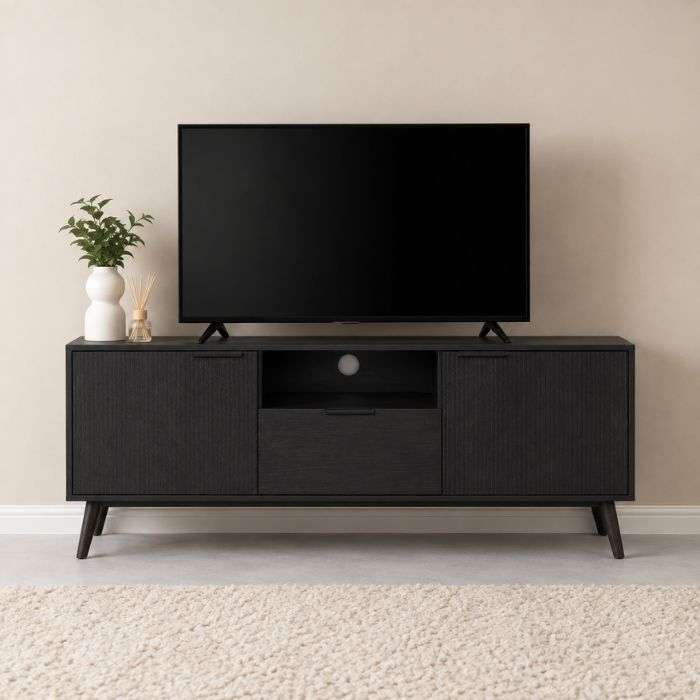 Tv-meubel zwart van eikenhout en 150 cm breed. 
