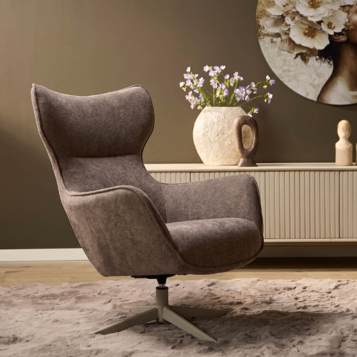 Fauteuil Julia bruin met draaivoet in sfeervolle woonkamer