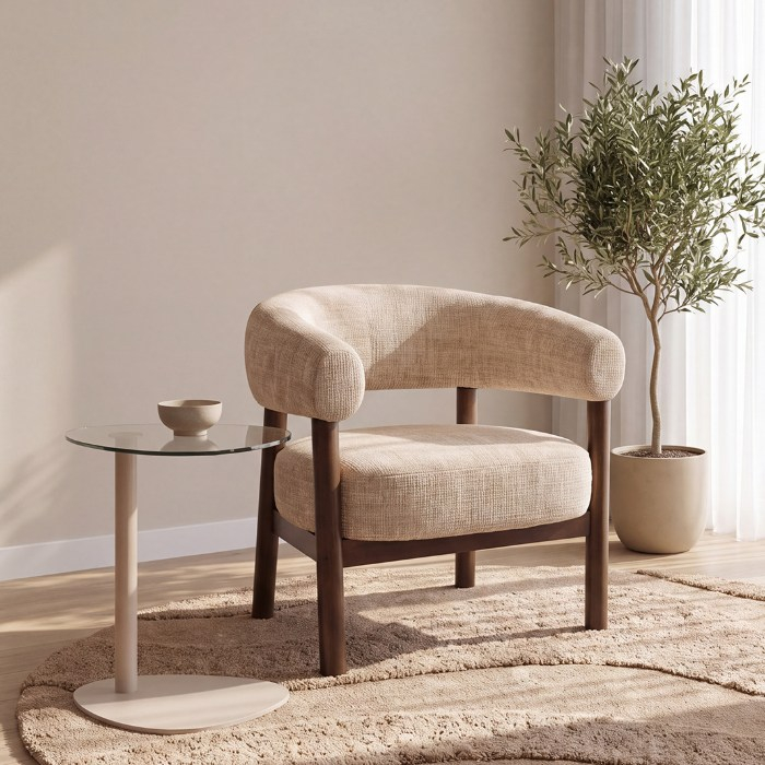 Fauteuil met armleuning Aaron in beige in een woonkamer