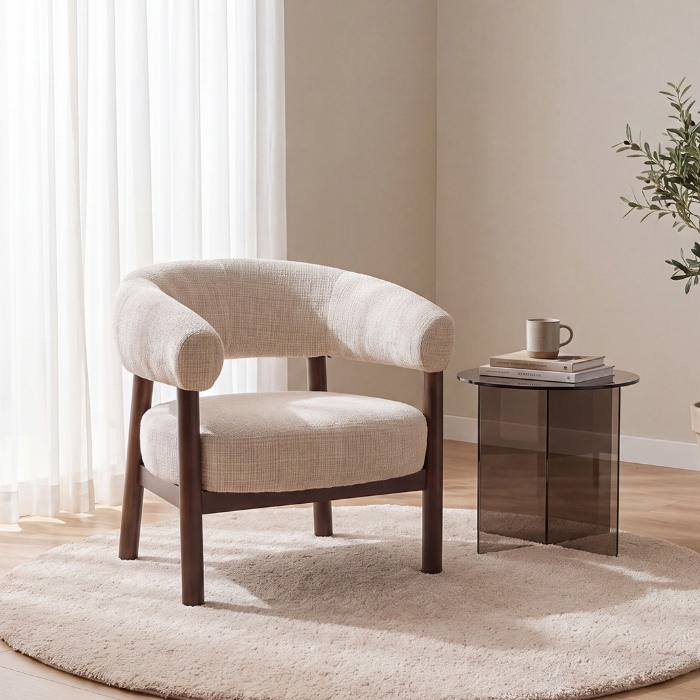 Fauteuil met armleuning Aaron in crème met donker frame in een woonkamer