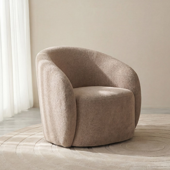 Fauteuil met armleuning Annelot in beige in een woonkamer