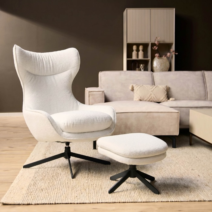 Fauteuil Olivia off white met voetenbank sfeerbeeld naast de bank