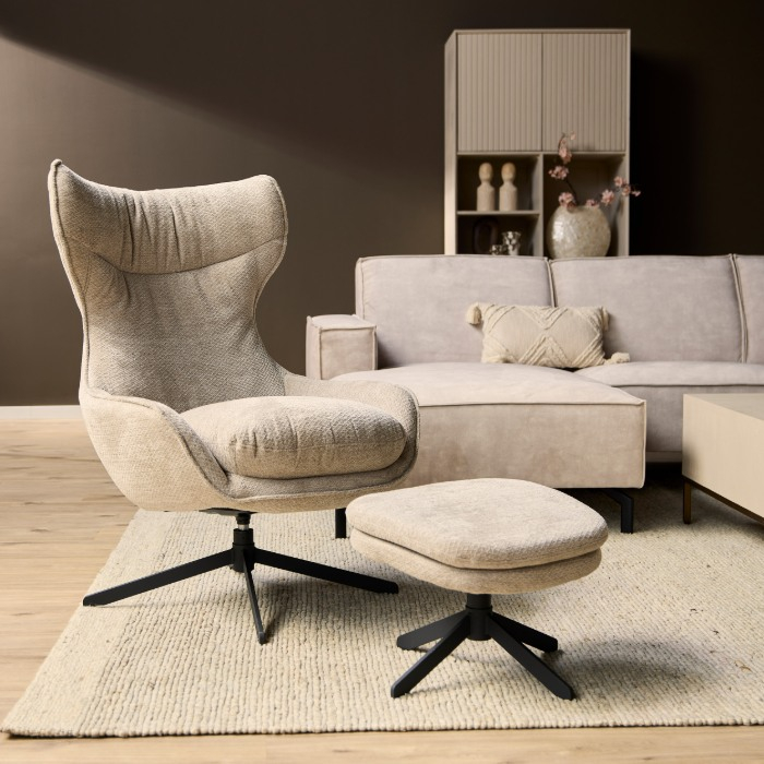 Fauteuil Olivia taupe met voetenbank sfeerbeeld naast de bank